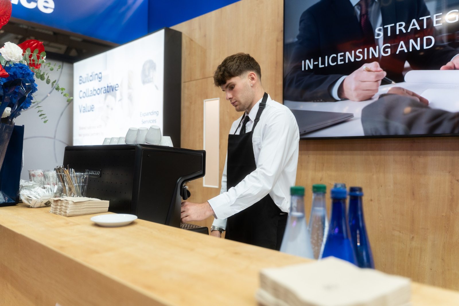 Barista professionale alla macchina del caffè durante un servizio catering in uno stand fieristico a Milano