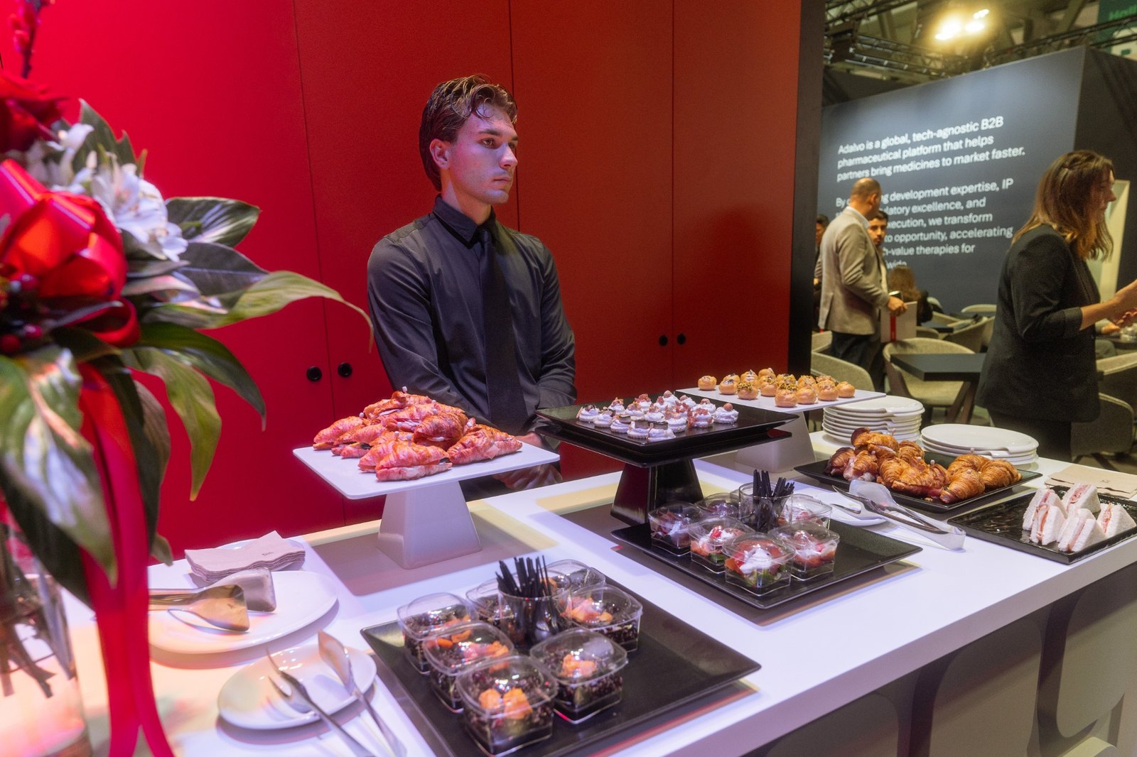 Buffet con finger food, colazione e personale professionale presso uno stand fieristico a Milano