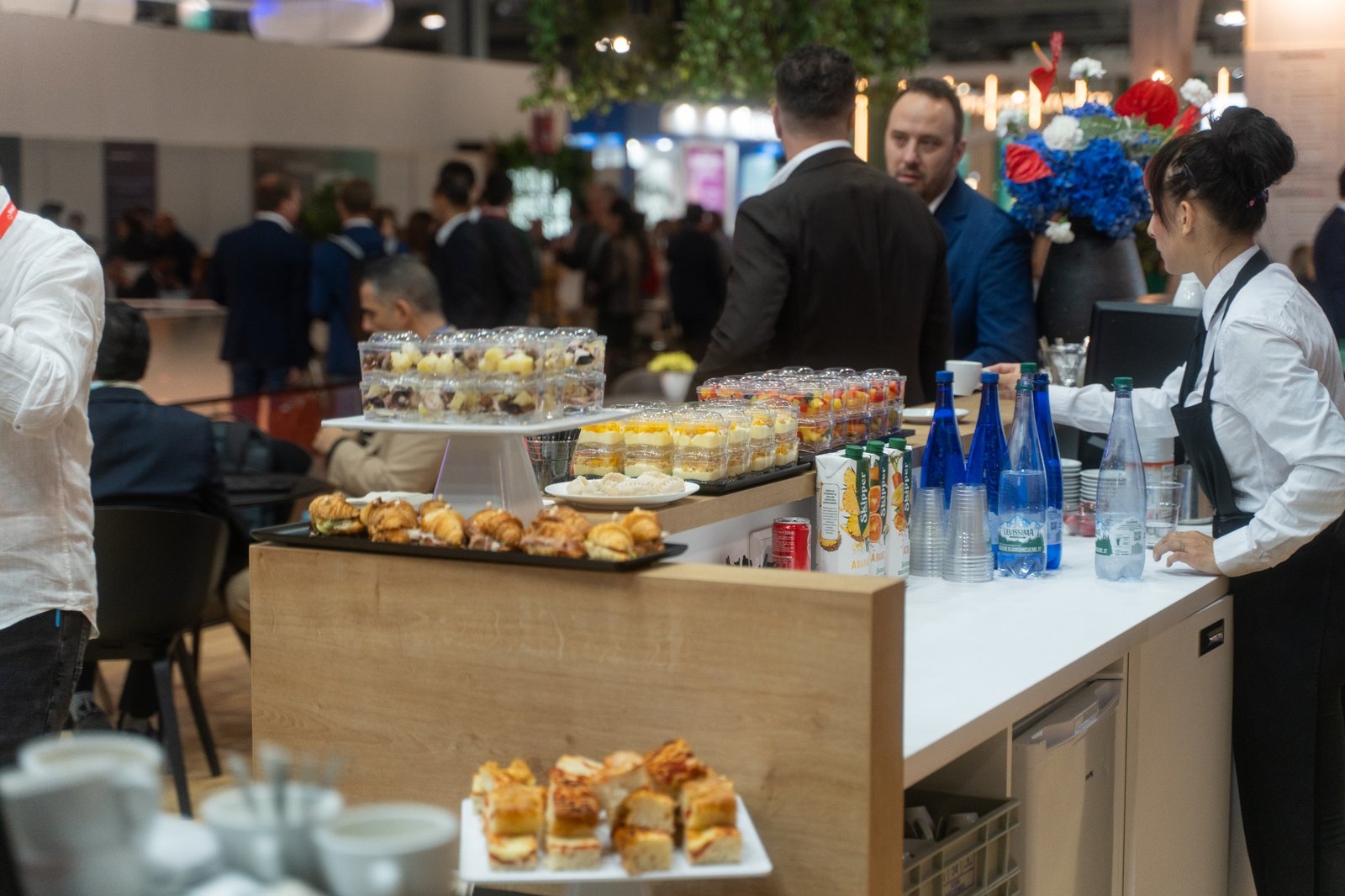 Buffet con finger food e bevande per ospiti durante una manifestazione fieristica a Milano
