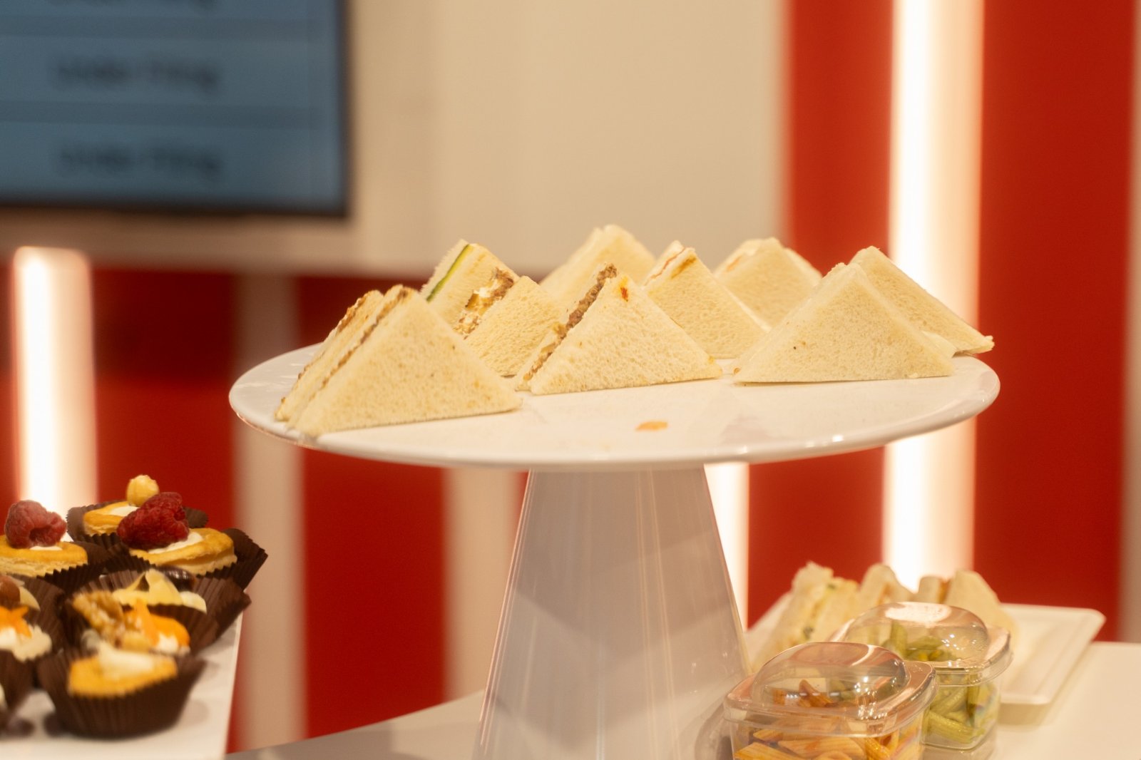Buffet catering con tramezzini e monoporzioni allo stand fieristico a Milano