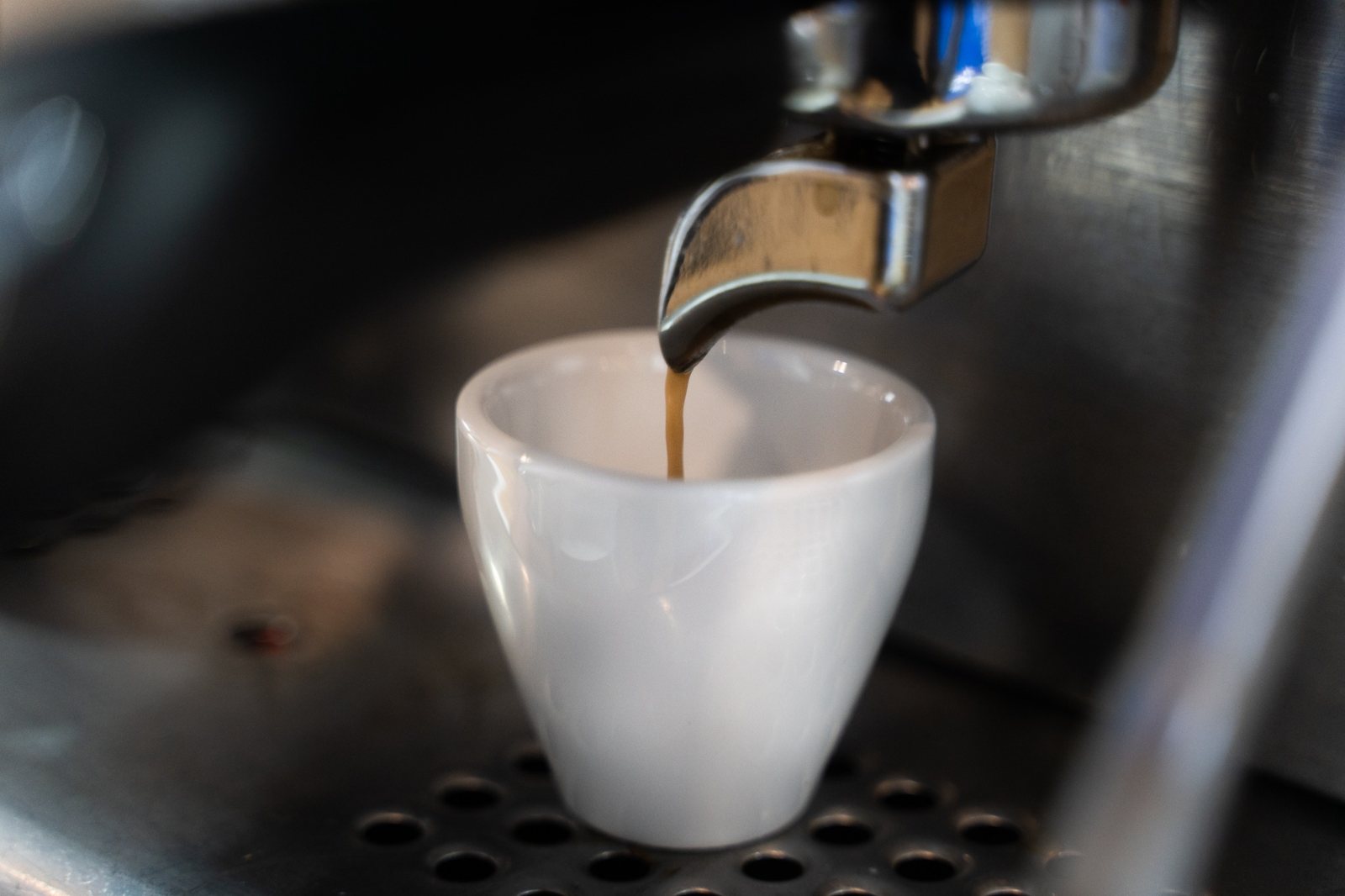 Espresso preparato con macchina da caffè professionale per il catering fieristico a Milano