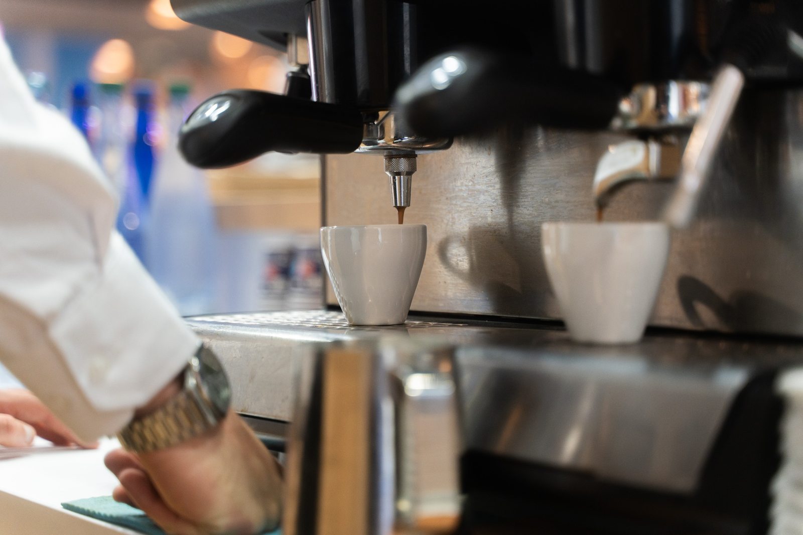 Servizio caffetteria professionale con espresso preparato allo stand durante una fiera a Milano