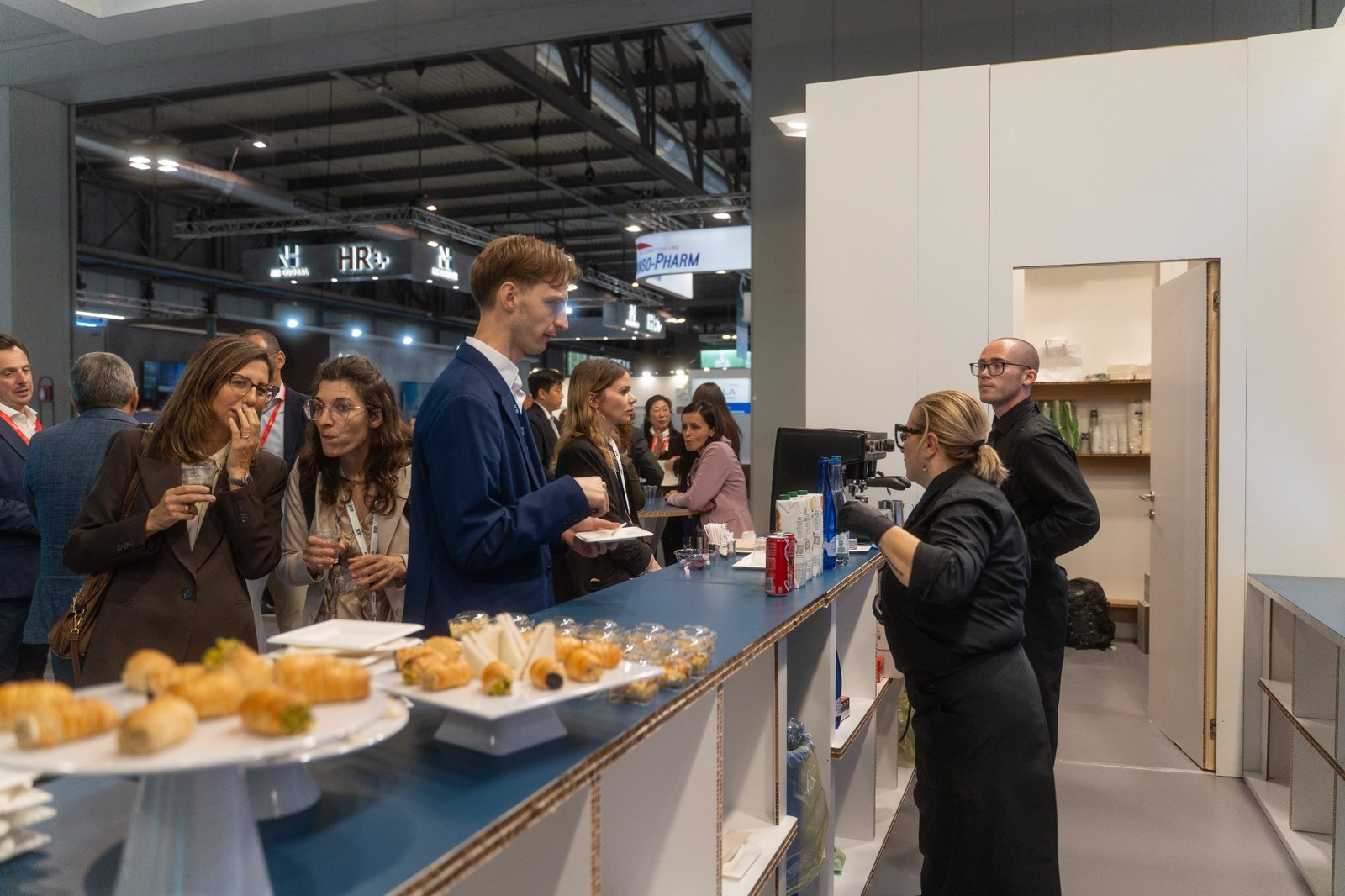 Servizio catering con buffet, caffetteria e personale presso uno stand fieristico a Milano