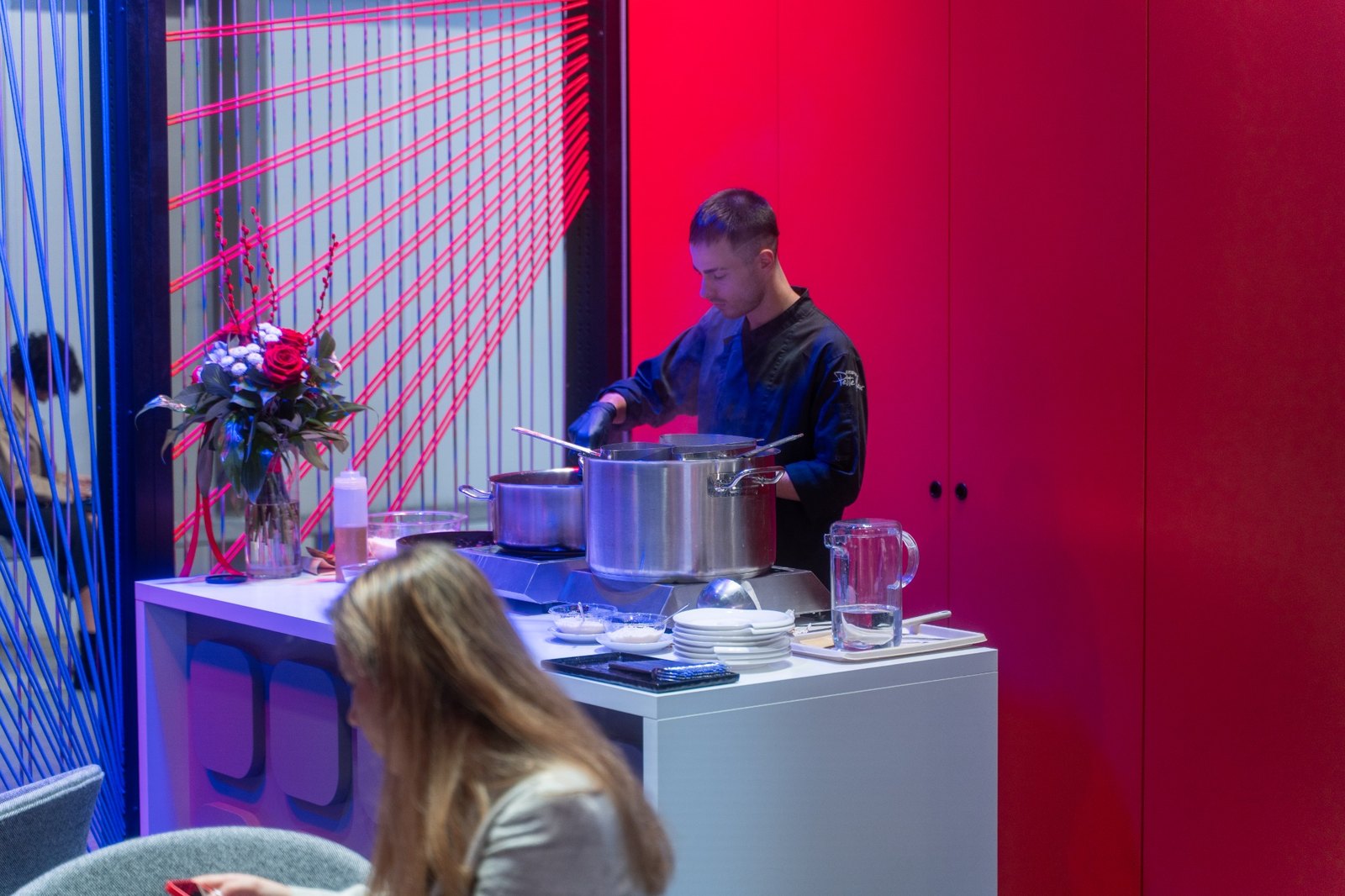 Chef professionista durante la preparazione di piatti presso una postazione catering per eventi aziendali