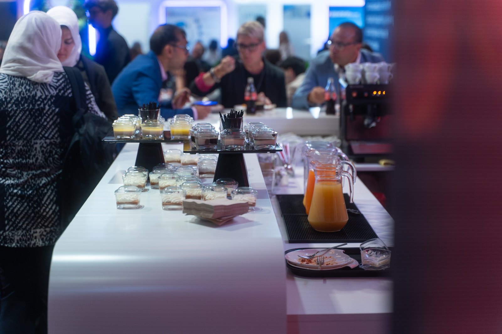 Coffee break con dessert monoporzione e bevande presso uno stand fieristico a Milano
