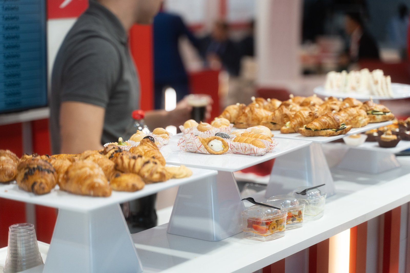 Buffet di croissant e finger food salati per coffee break a Fiera Milano Rho
