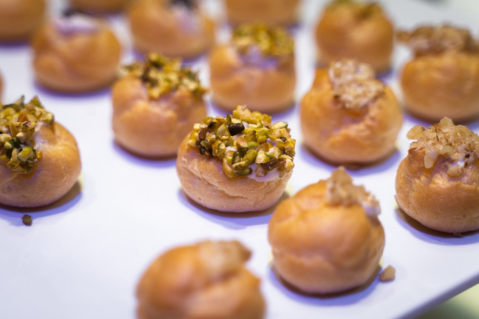 Finger food e piccoli bignè salati per buffet catering presso uno stand fieristico a Milano