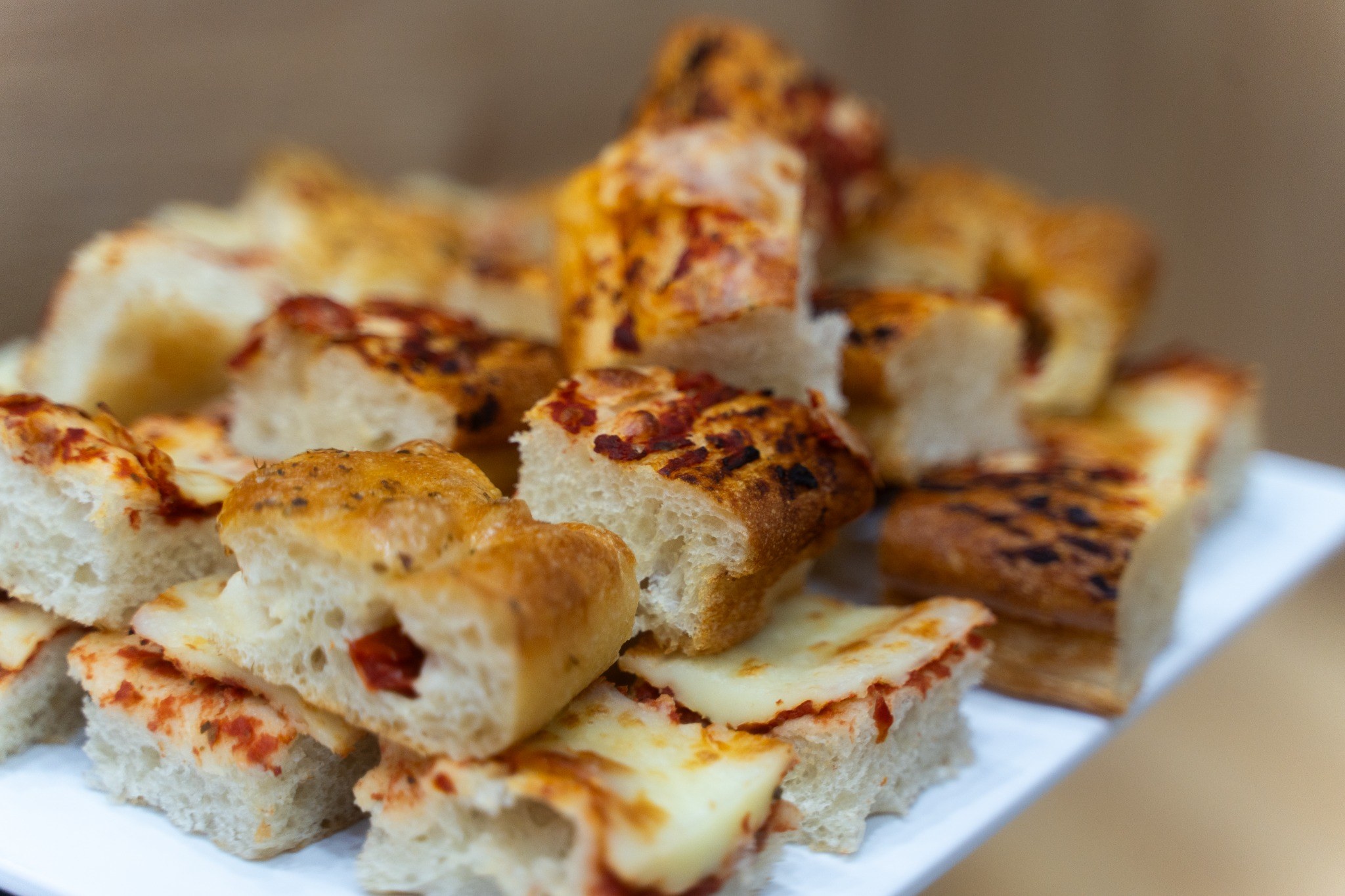 Focacce farcite tagliate in piccoli tranci per buffet catering e business lunch in fiera