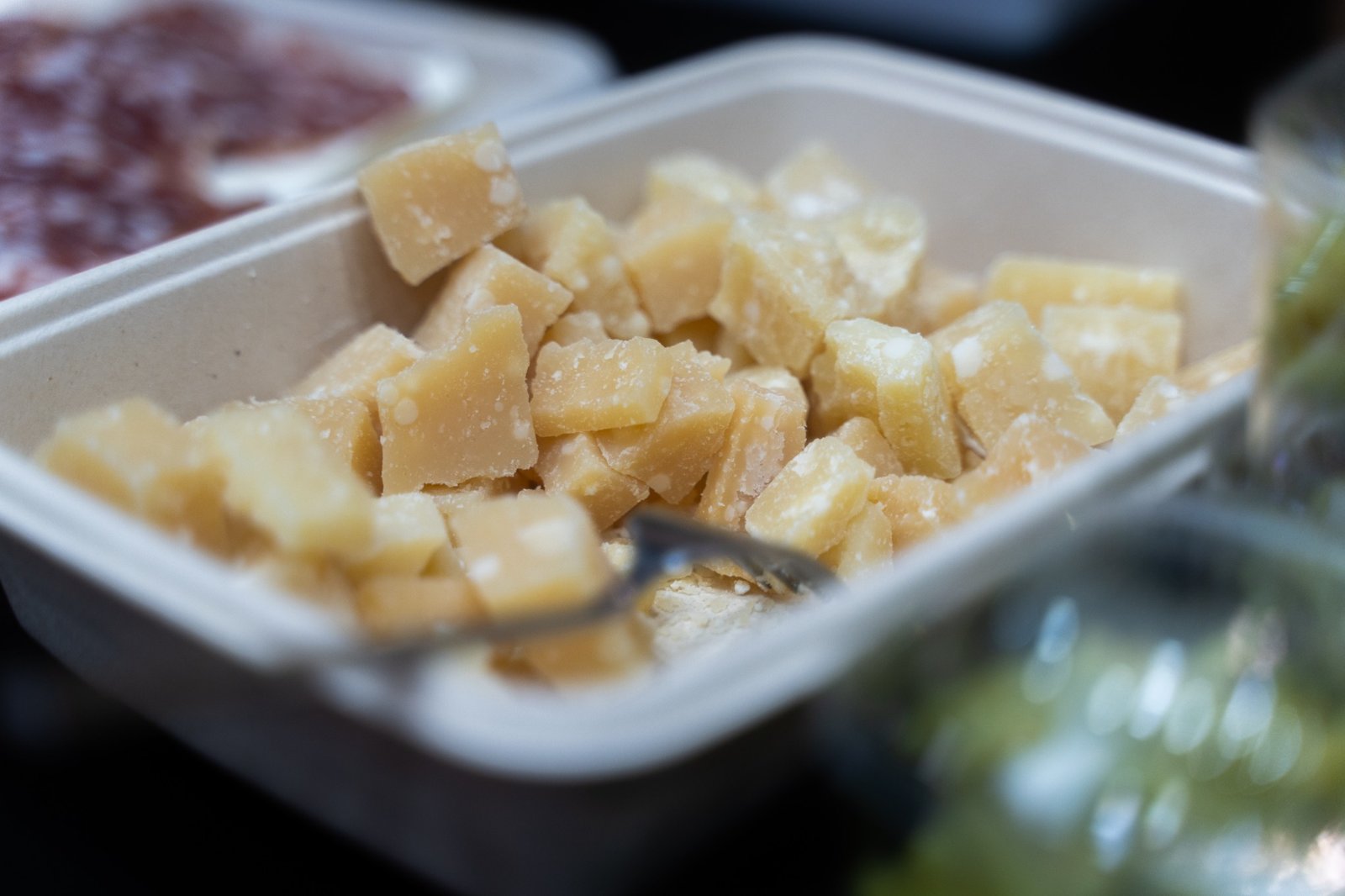 Scaglie di Parmigiano Reggiano stagionato oltre 40 mesi presentate per una degustazione catering