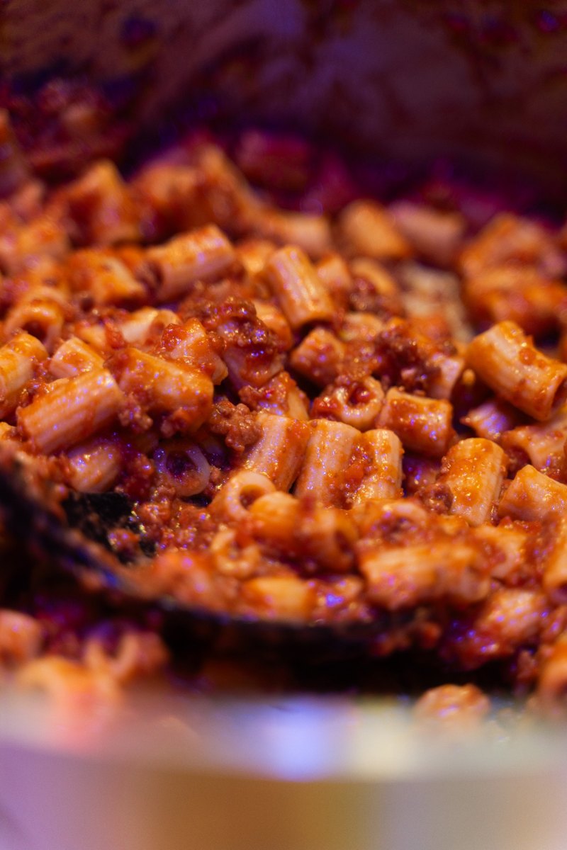 Primo piatto di pasta al ragù per servizio business lunch e catering fieristico