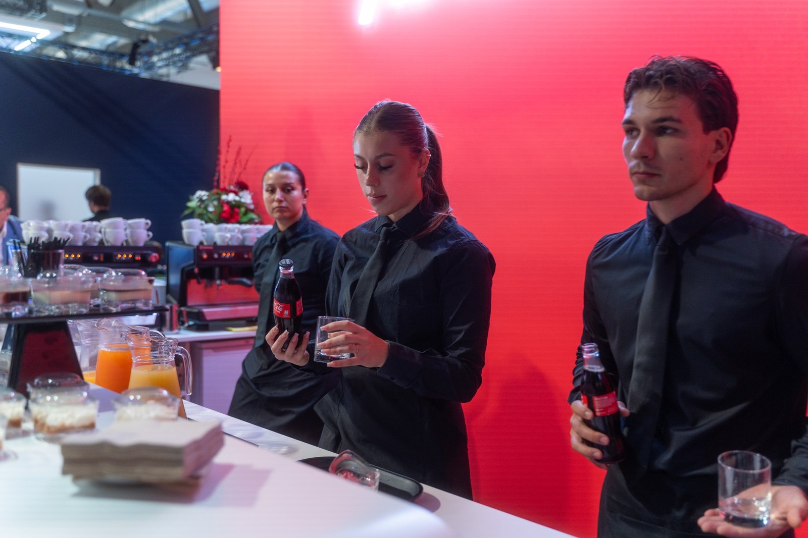 Personale professionale al servizio bar e caffetteria presso uno stand fieristico a Milano