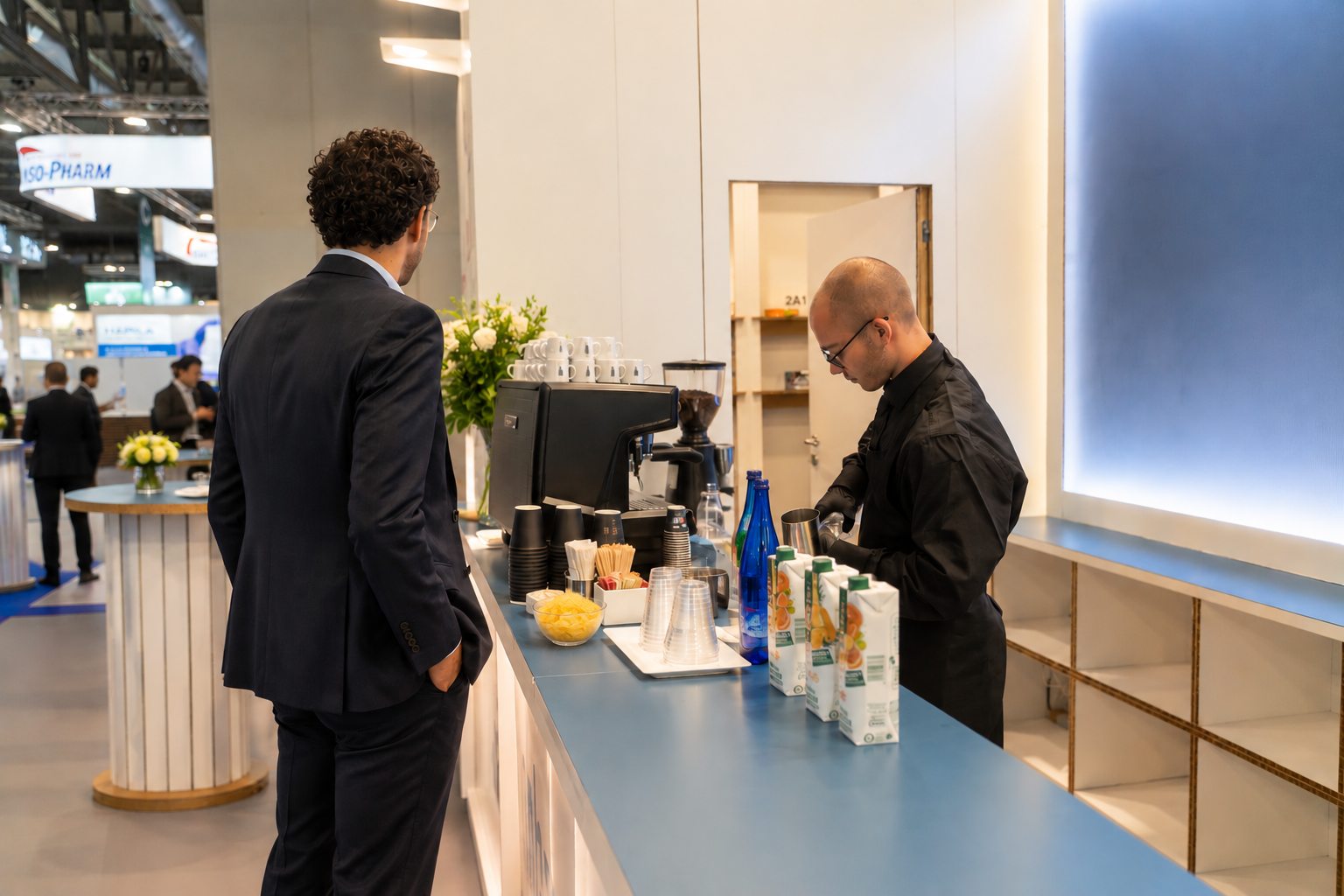 Barista durante il servizio caffetteria a uno stand fieristico a Milano Rho