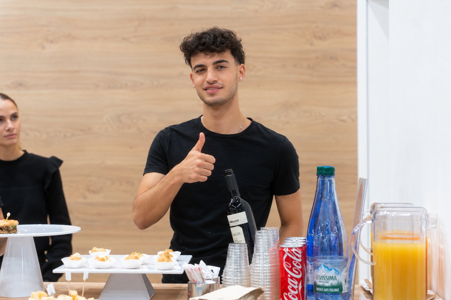 Personale al banco catering durante un evento fieristico con buffet e bevande