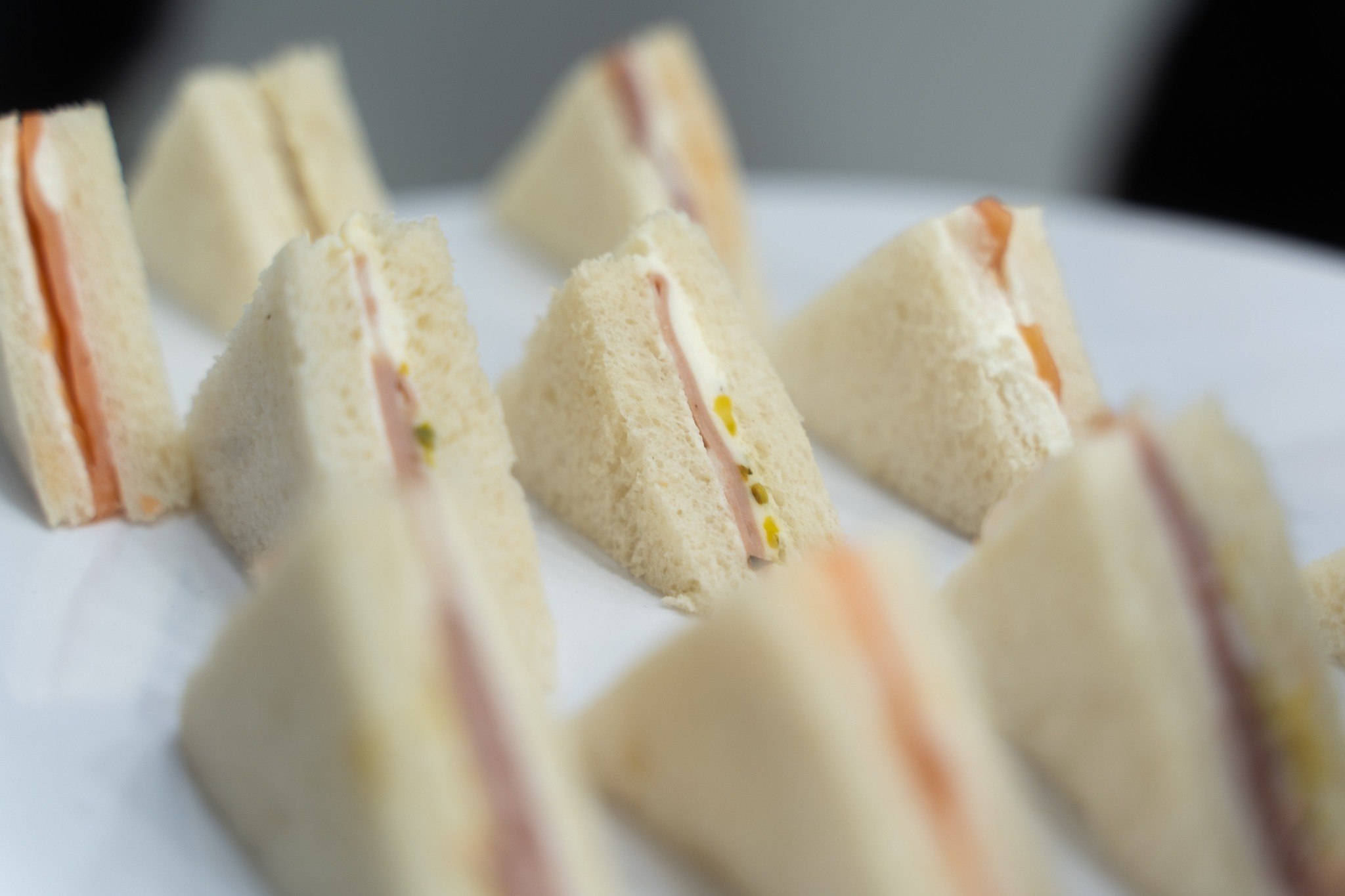 Tramezzini triangolari assortiti per coffee break e business lunch allo stand a Fiera Milano Rho